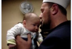 Novorodjence Ezan I Ikamet